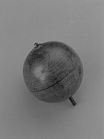 Globe terrestre, image 2/2