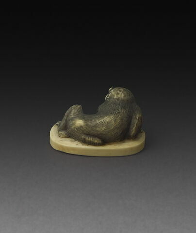 Netsuke : SInge couché, image 3/3