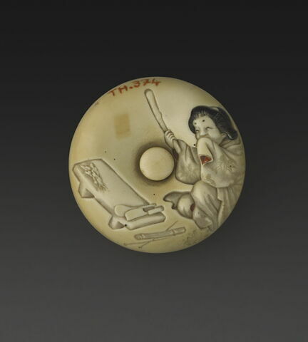 Manju netsuke avec une femme frappant sa table de cuisine