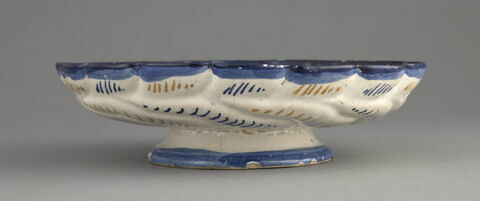 Coupe godronnée : sainte (?), image 2/6