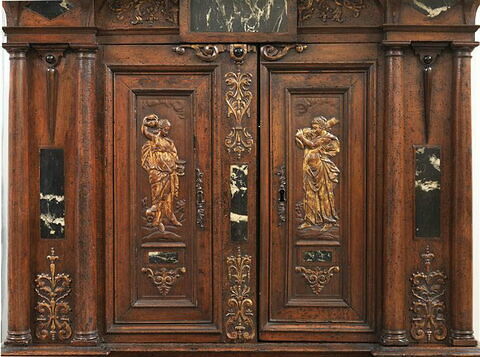 Dressoir partiellement doré et à décor de plaques de marbre, image 2/8