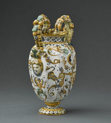 Vase piriforme à deux anses : emblème d'Alphonse II (1533-1597), duc de Ferrare, image 2/4