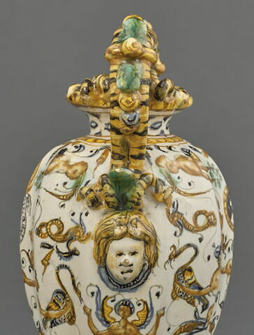 Vase piriforme à deux anses : emblème d'Alphonse II (1533-1597), duc de Ferrare, image 3/4