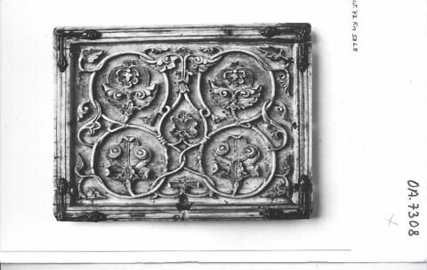 Plaque de coffret : rinceaux avec fleurons et feuillages, image 3/3