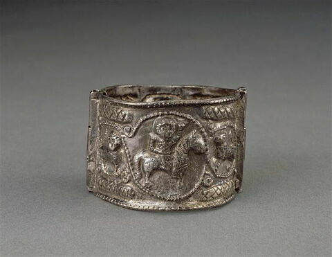 Bracelet à décor de cavaliers et de griffons d'une série de trois bracelets (OA 8200 à OA 8202), image 3/4