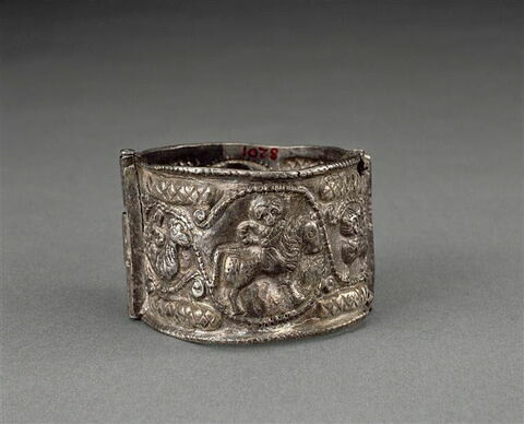 Bracelet à décor de cavaliers et de griffons d'une série de trois bracelets (OA 8200 à OA 8202), image 4/4