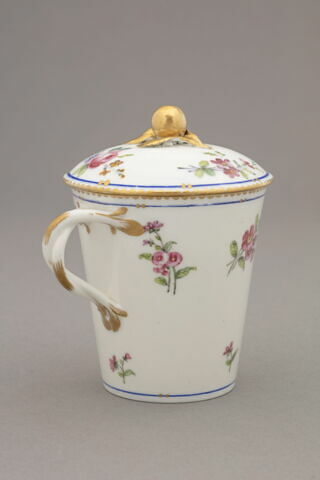 Tasse trembleuse avec couvercle surmonté d'un fruit doré (sans soucoupe), image 3/5