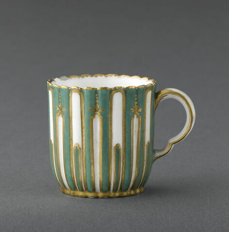 Tasse et soucoupe à godrons verts blancs et rehauts d'or, image 4/7