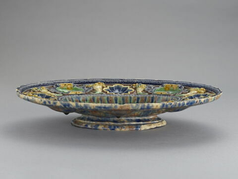 Plat ovale sur pied : cavités et cornes d'abondance, image 4/4