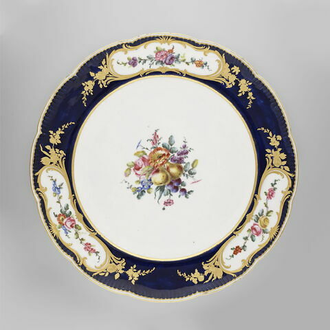 Assiette bleu lapis et décor de fleurs