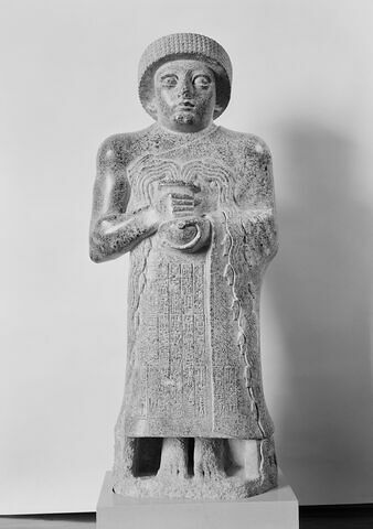 Gudea au vase jaillissant, image 12/12