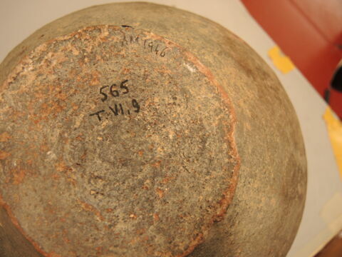 vase, image 3/3