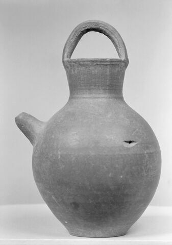 vase, image 2/2