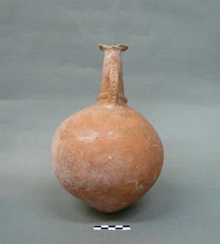 vase, image 3/3