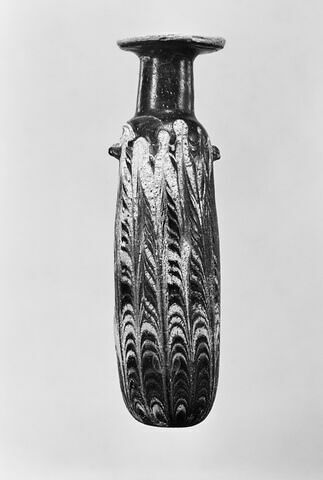 vase, image 3/3