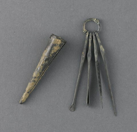 étui d'objet de toilette ; cornet à fard ; pincettes ; curette ; lancette  ; anneau