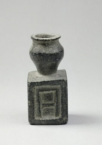 vase, image 3/3