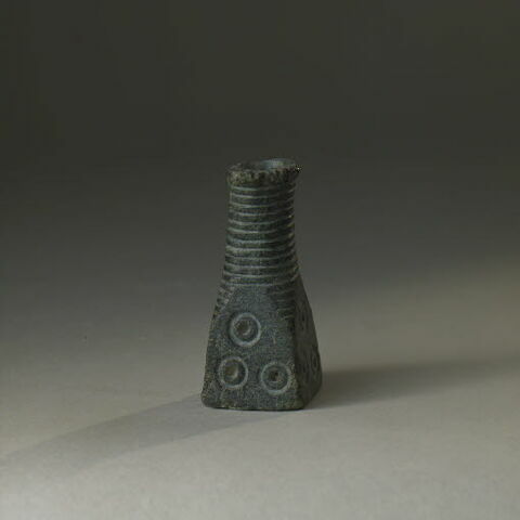 vase, image 3/3