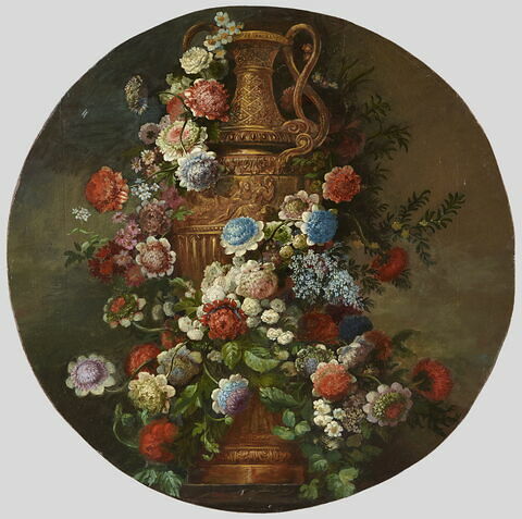 Vase d'or au col décoré de mosaïque et la panse d'un bas-relief