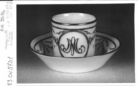 Tasse et sa soucoupe faisant partie du nécessaire de Marie-Antoinette, image 3/7