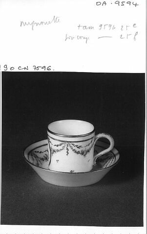 Tasse et sa soucoupe faisant partie du nécessaire de Marie-Antoinette, image 2/7