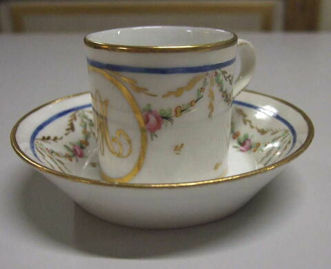 Tasse et sa soucoupe faisant partie du nécessaire de Marie-Antoinette, image 1/7