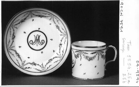 Tasse et sa soucoupe, d'une paire (OA 9594 25 CD), faisant partie du nécessaire de Marie-Antoinette, image 2/8