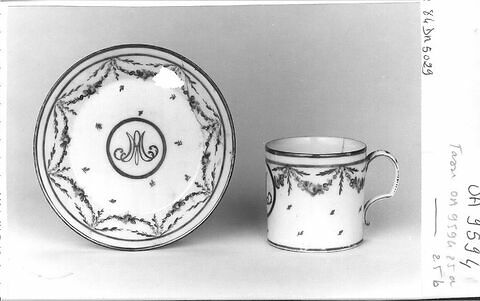 Tasse et sa soucoupe, d'une paire (OA 9594 25 CD), faisant partie du nécessaire de Marie-Antoinette, image 8/8