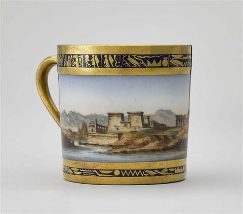 Tasse "Vue de l'ysle de Philae de l'Ouest à l'Est", du cabaret égyptien de Napoléon Ier (36 pièces), ou "cabaret du service de l'Empereur"