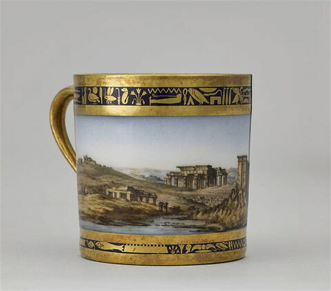 Tasse "Vue d'Ombos", du cabaret égyptien de Napoléon Ier (36 pièces), ou "cabaret du service de l'Empereur"