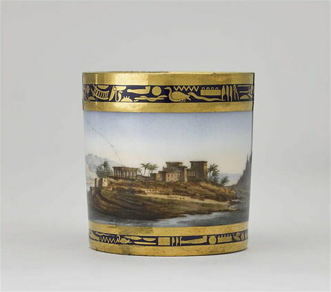 Tasse "Vue de l'isle de Philae de l'est à l'ouest", du cabaret égyptien de Napoléon Ier (36 pièces), ou "cabaret du service de l'Empereur"