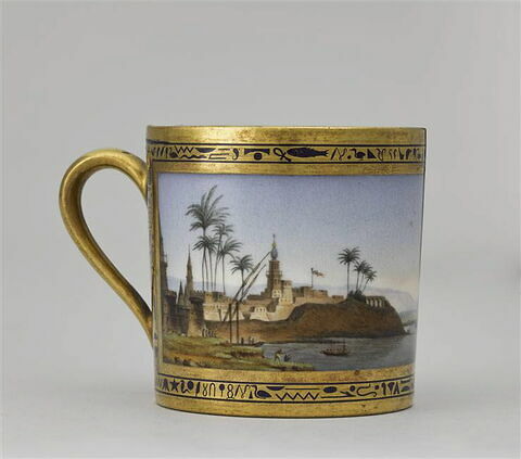 Tasse "Vue de Benisuef", du cabaret égyptien de Napoléon Ier (36 pièces), ou "cabaret du service de l'Empereur"