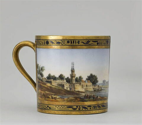 Tasse "Vue de Miny'eh", du cabaret égyptien de Napoléon Ier (36 pièces), ou "cabaret du service de l'Empereur"