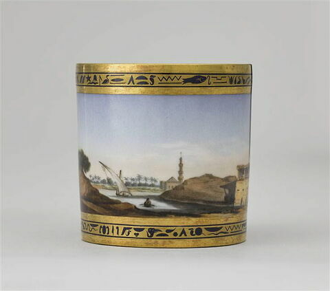 Tasse "Calis ou Canal qui conduit l'eau au Caire", du cabaret égyptien de Napoléon Ier (36 pièces), ou "cabaret du service de l'Empereur"