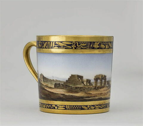 Tasse "Vue des ruines de Chnubis", du cabaret égyptien de Napoléon Ier (36 pièces), ou "cabaret du service de l'Empereur"