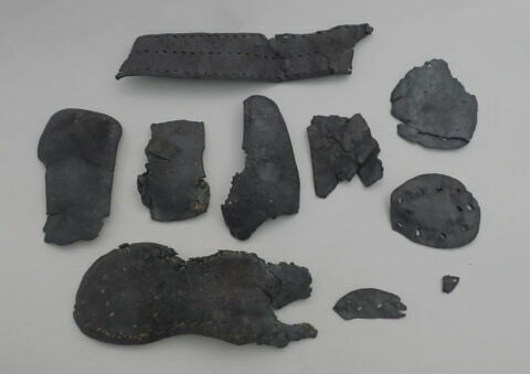 talon de chaussure, fragment ; semelle de chaussure, fragment ; chaussure, fragment