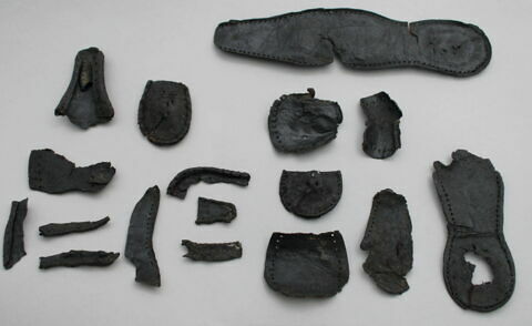 chaussure, fragment ; talon de chaussure, fragment ; semelle de chaussure ; semelle de chaussure, fragment