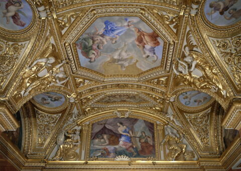 Plafond : Salle des Antonins - Les Génies du Temps (deux Amours tenant l'un un compas, l'autre un sablier), sur la voûte, côté est au centre, image 4/4