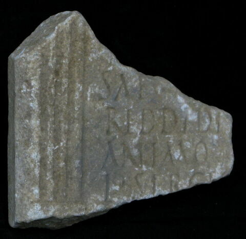 Stèle votive à Saturne (fragment)