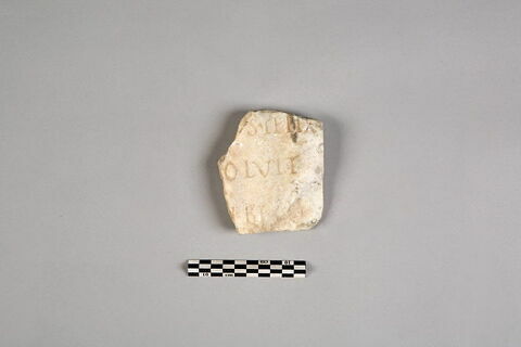 Stèle votive à Saturne (fragment), image 2/2