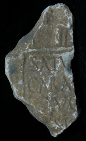 Stèle votive à Saturne (fragment)