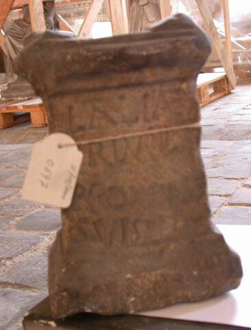 autel ; inscription