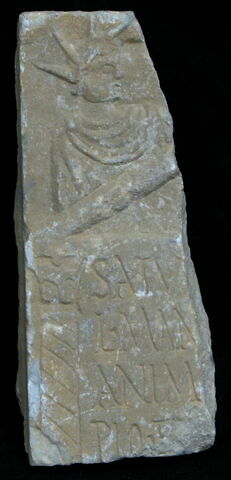 Stèle votive à Saturne (fragment)