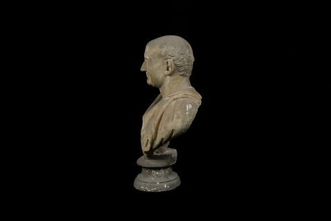 statue, image 2/4