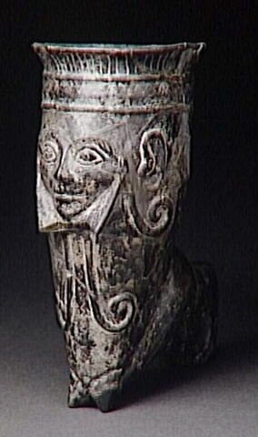 vase plastique ; rhyton, image 3/4