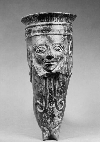 vase plastique ; rhyton, image 4/4