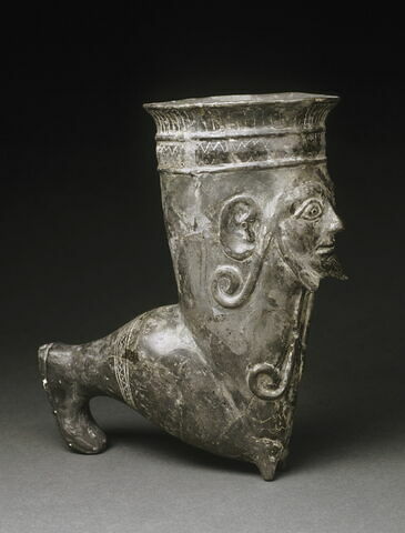 vase plastique ; rhyton