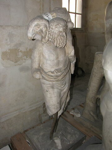 Tirage d’un groupe statuaire représentant Papposilène portant sur ses épaules un petit acteur tenant un masque de théâtre, image 2/2