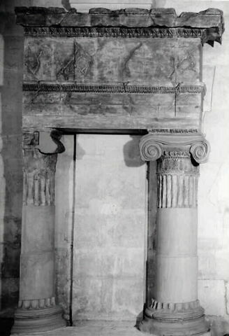 Tirage d’un ordre ionique.
Manquent les volutes et le décor d'acanthes et d'oves sur la colonne gauche.