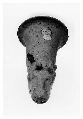 rhyton ; vase plastique, image 3/3